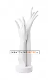 Coppia di mani bianche portagioie