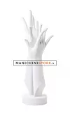Coppia di mani bianche portagioie