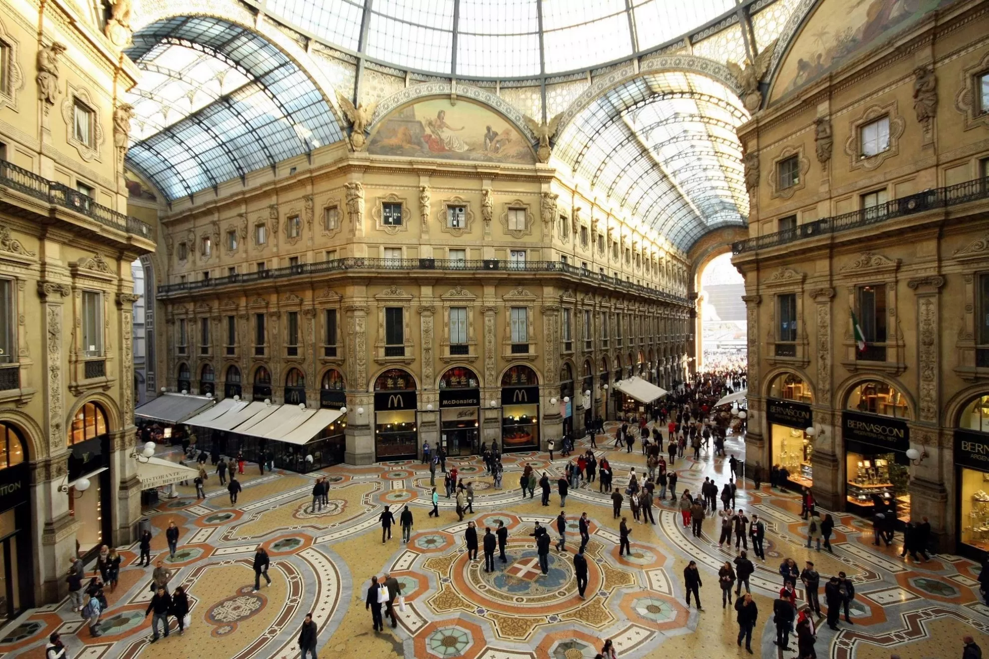 Galleria Vittorio Emanuele a Milano, addio ai cappelli Vigan&ograve;: apre Chanel