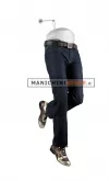 Gambe uomo snodate con supporto a parete