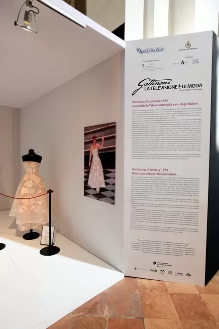 Mostra "Sfila" la moda in tv di Gattinoni
