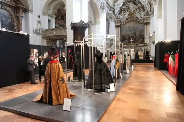 Mostra "Sfila" la moda in tv di Gattinoni