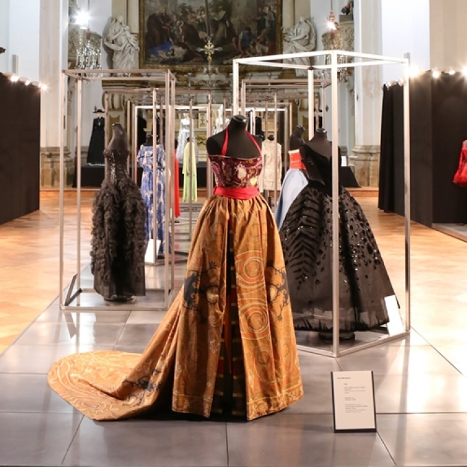 Mostra "Sfila" la moda in tv di Gattinoni