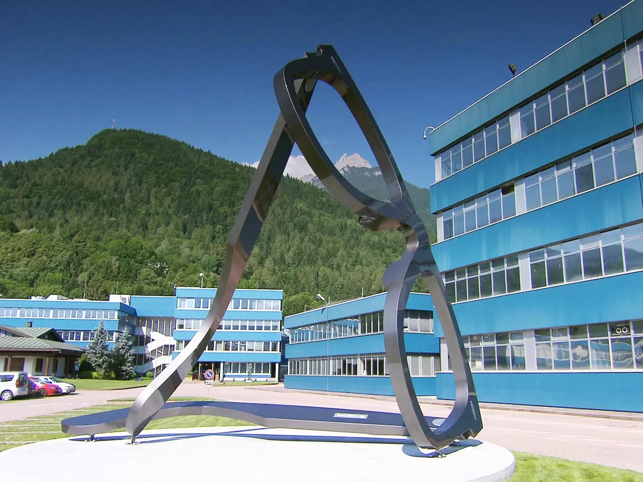 Luxottica va a gonfie vele e premia i dipendenti dei suoi stabilimenti