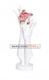 Coppia di mani bianche portagioie