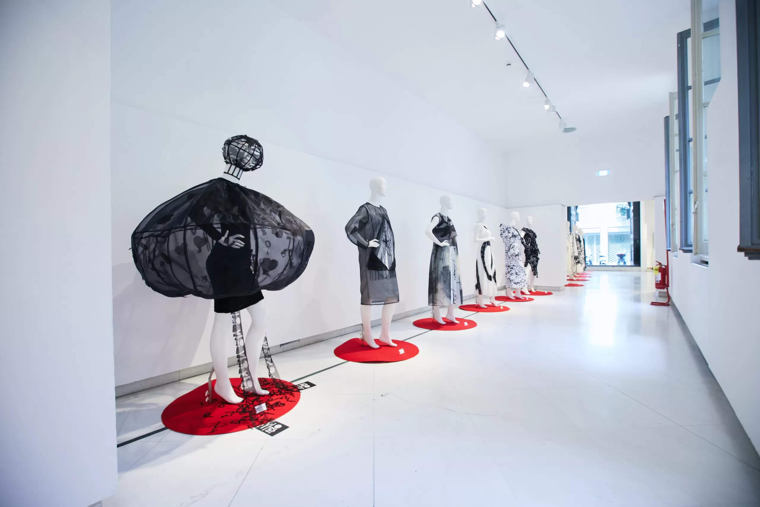 Mostra "Connecting Borders: Hangeul x Fashion Art"