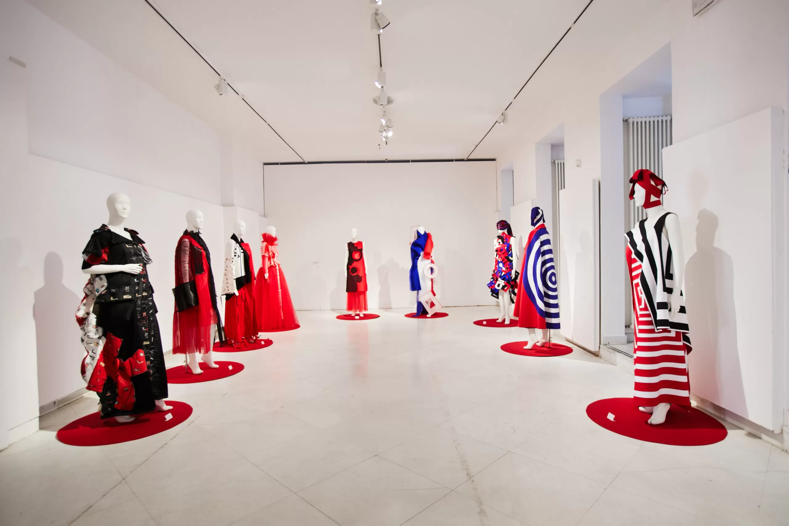 Mostra "Connecting Borders: Hangeul x Fashion Art"