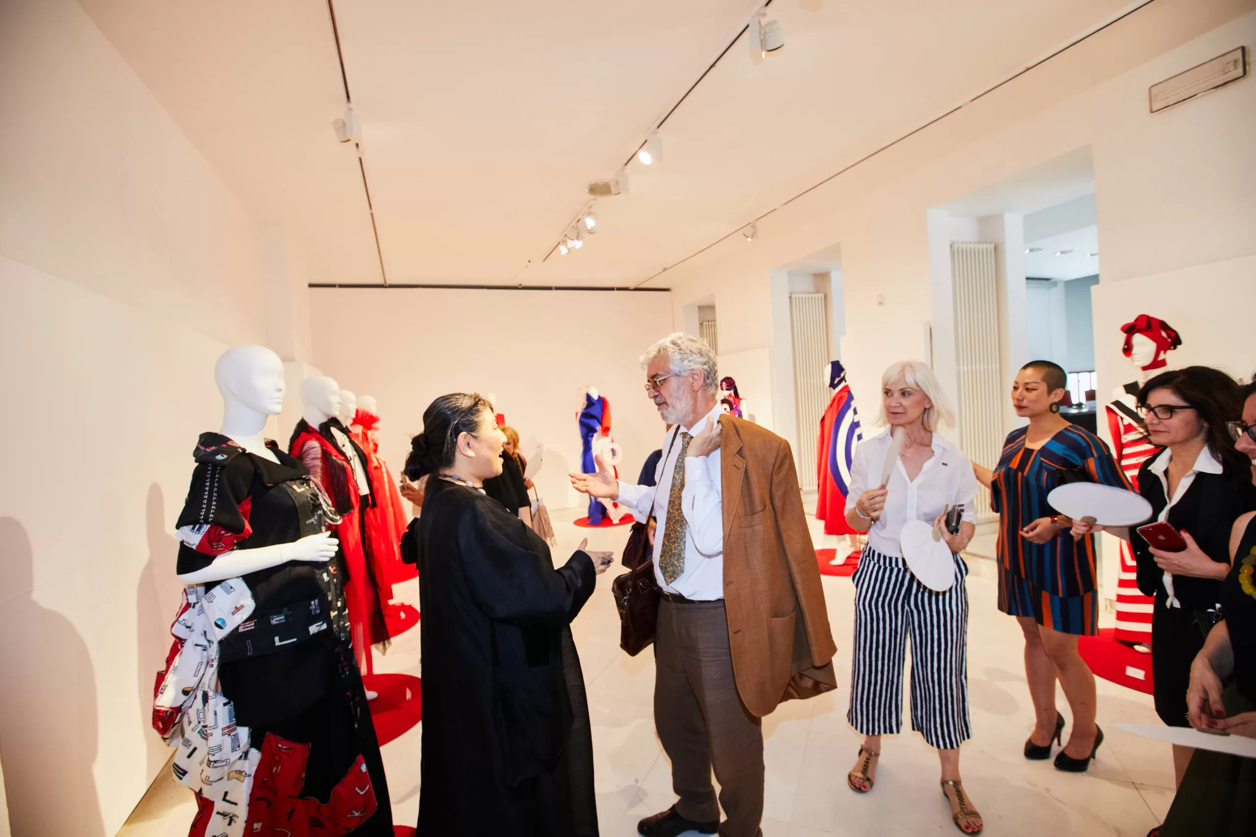 Mostra "Connecting Borders: Hangeul x Fashion Art"