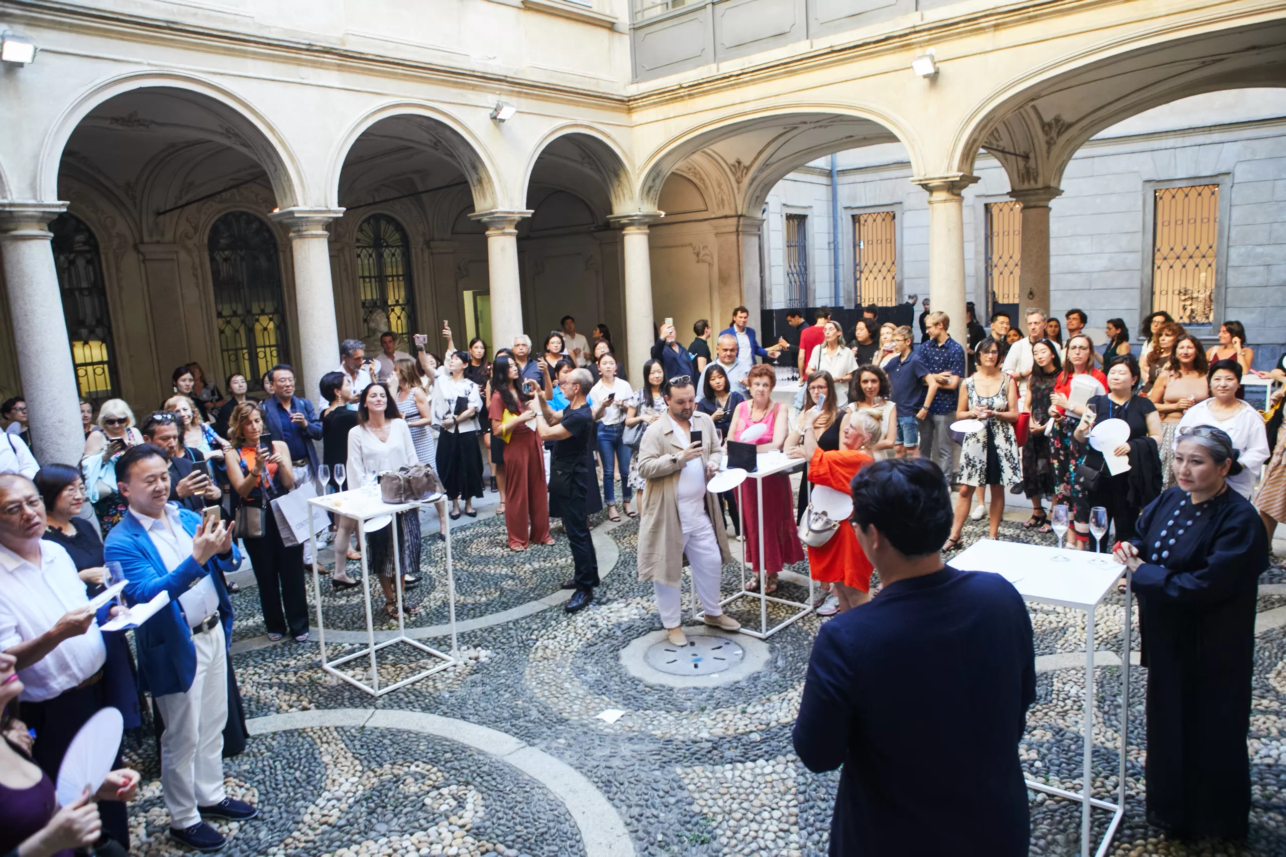 Mostra "Connecting Borders: Hangeul x Fashion Art"