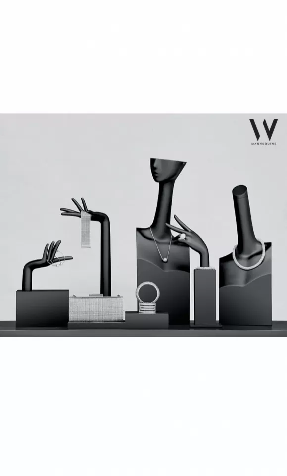 Composizione accessori vetrina 1