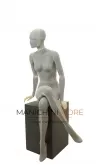 Manichino donna seduto in vetroresina grezza - da verniciare