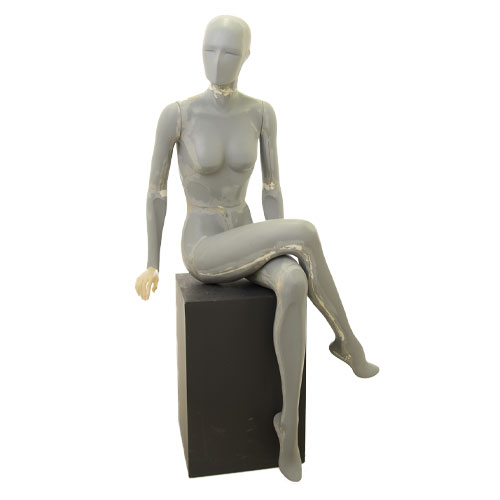 Manichino donna seduto in vetroresina grezza - da verniciare