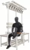 Manichino sportivo uomo dalla testa a uovo seduto