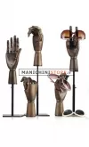 Mano da donna in legno scuro articolata