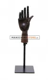 Mano da donna in legno scuro articolata con base