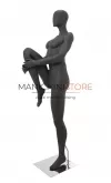 Noleggio manichino sportivo donna dalla testa a uovo - stretching