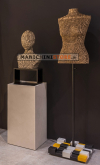 Base a cubi in legno per busto