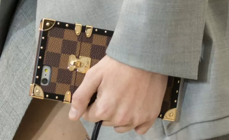 Louis Vuitton debutta con le cover iPhone